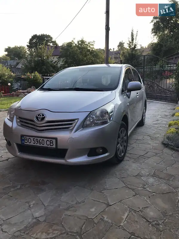 Toyota Verso 2010 — 1