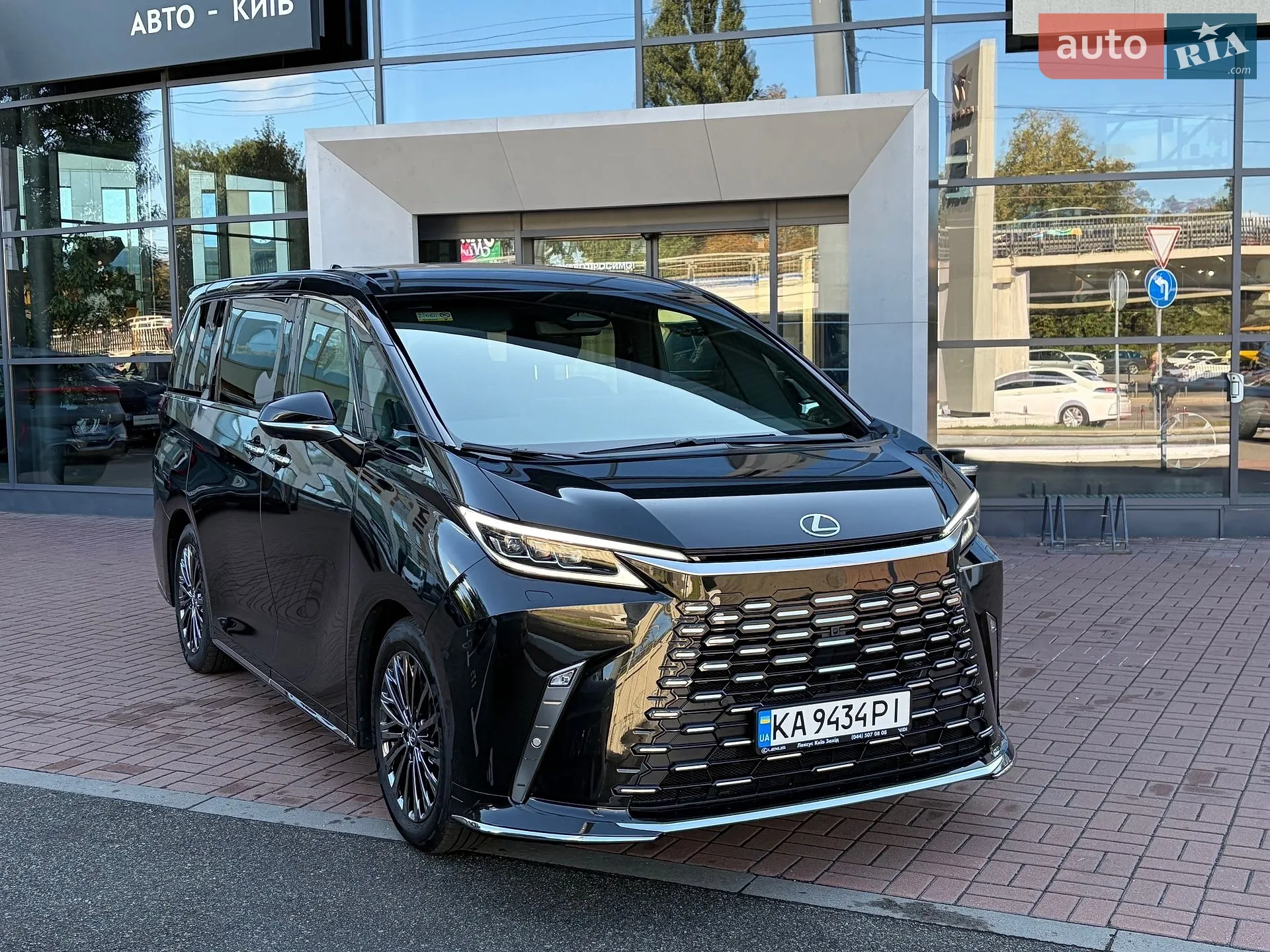 Lexus LM, 2025