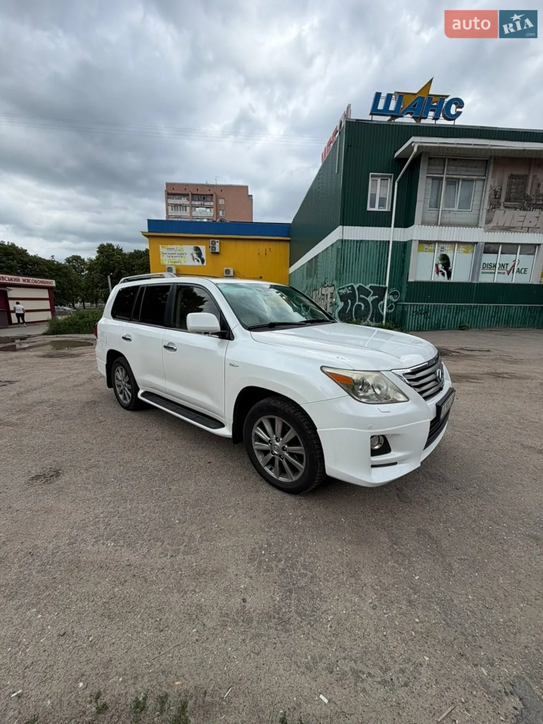 Lexus LX, 2011