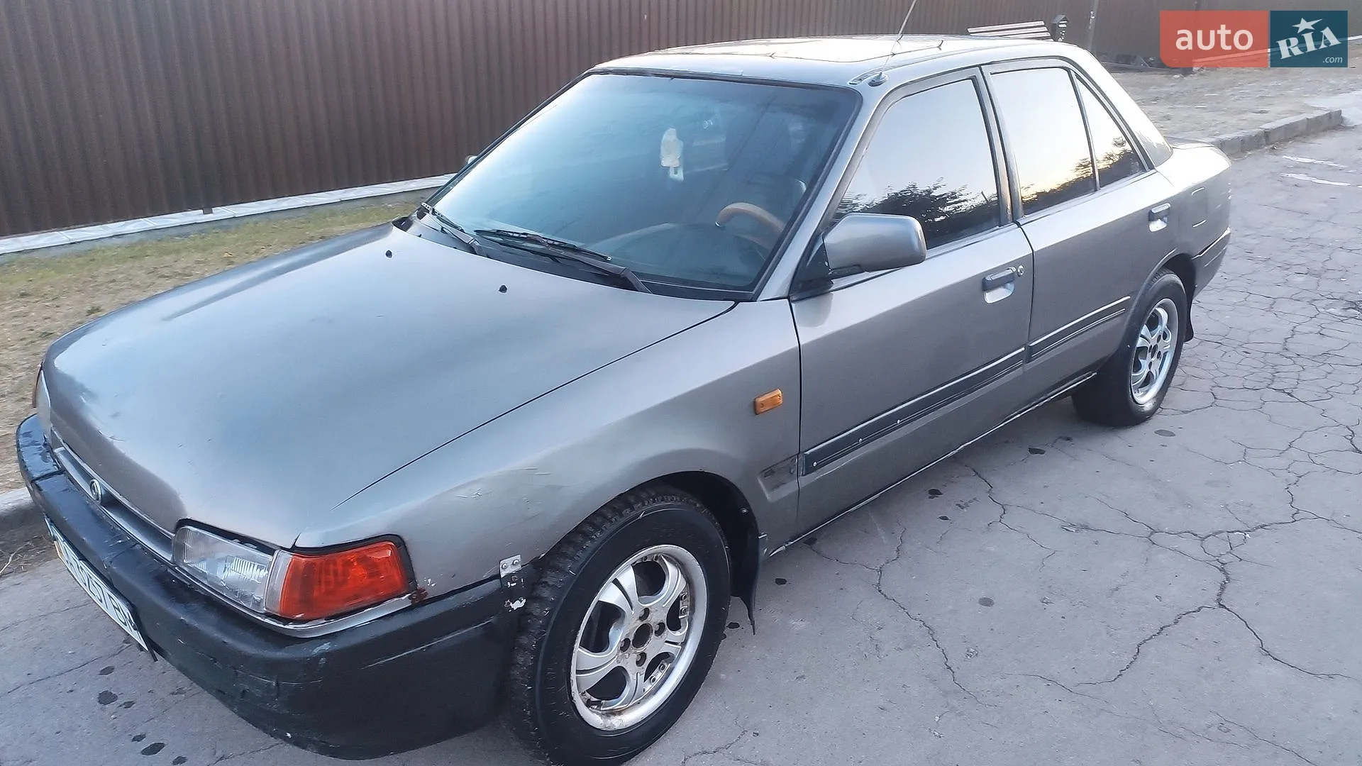 Mazda 323, 1992