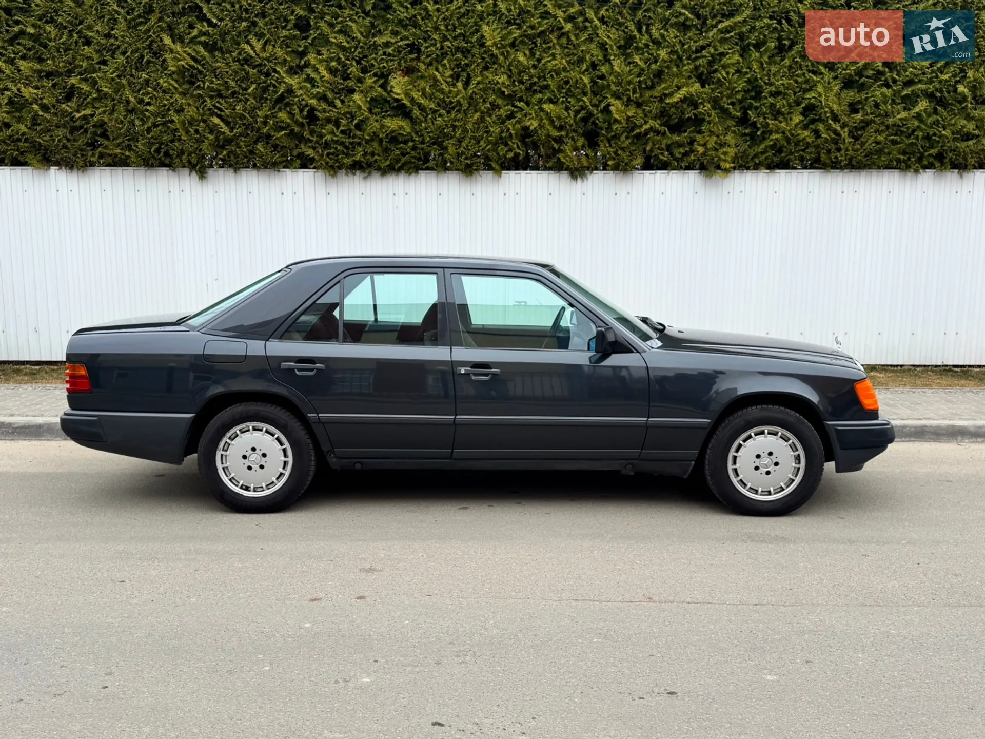 Mercedes-Benz E-Class, 1989
