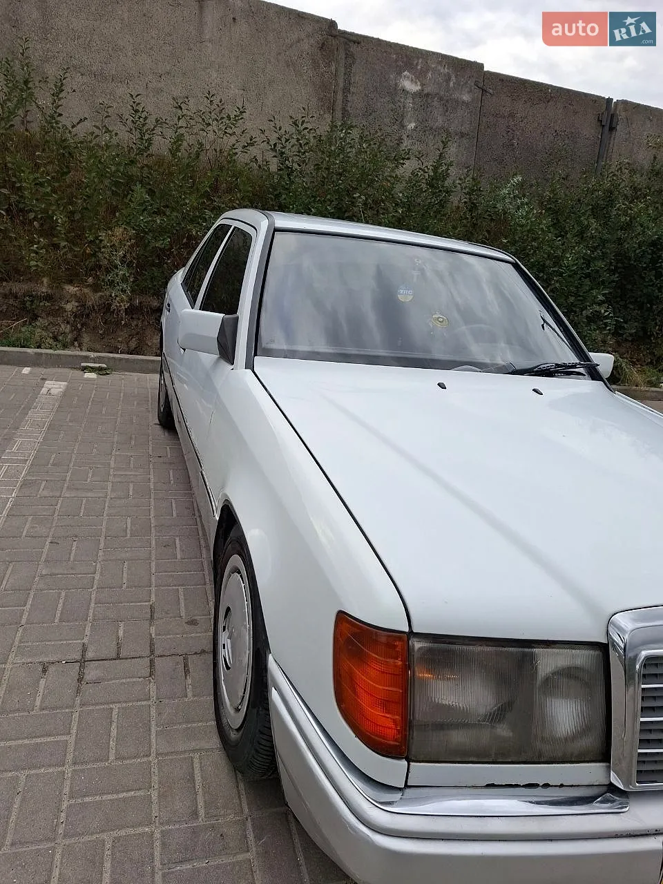 Mercedes-Benz E-Class, 1989