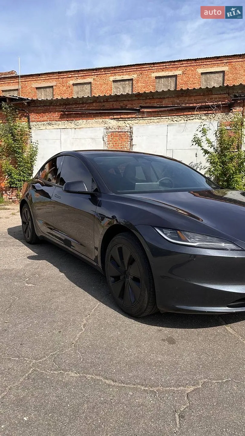 Tesla Model 3 2025 — 1