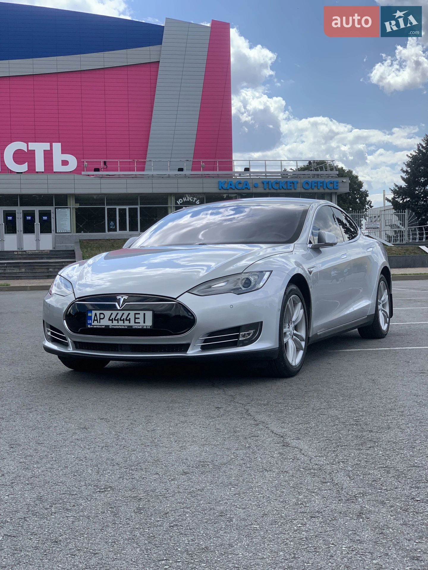 Tesla Model S, 2015
