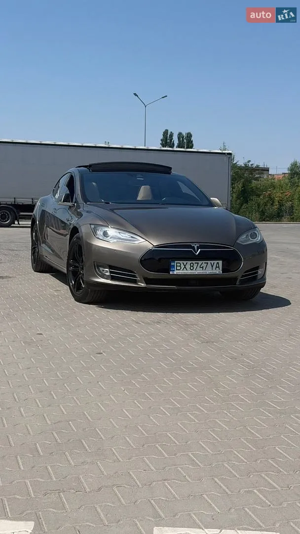 Tesla Model S, 2015