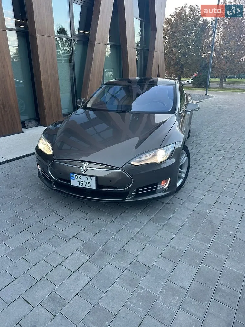 Tesla Model S, 2015