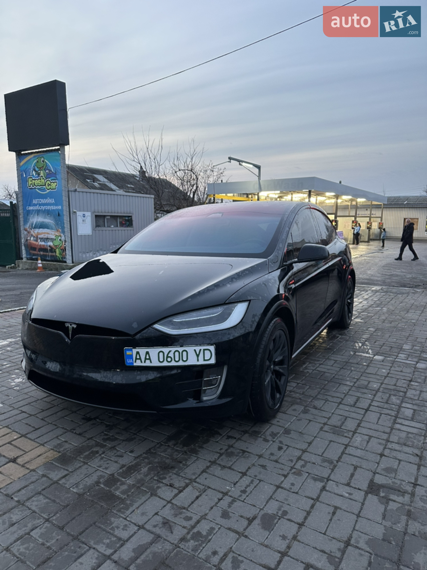 Tesla Model X, 2017