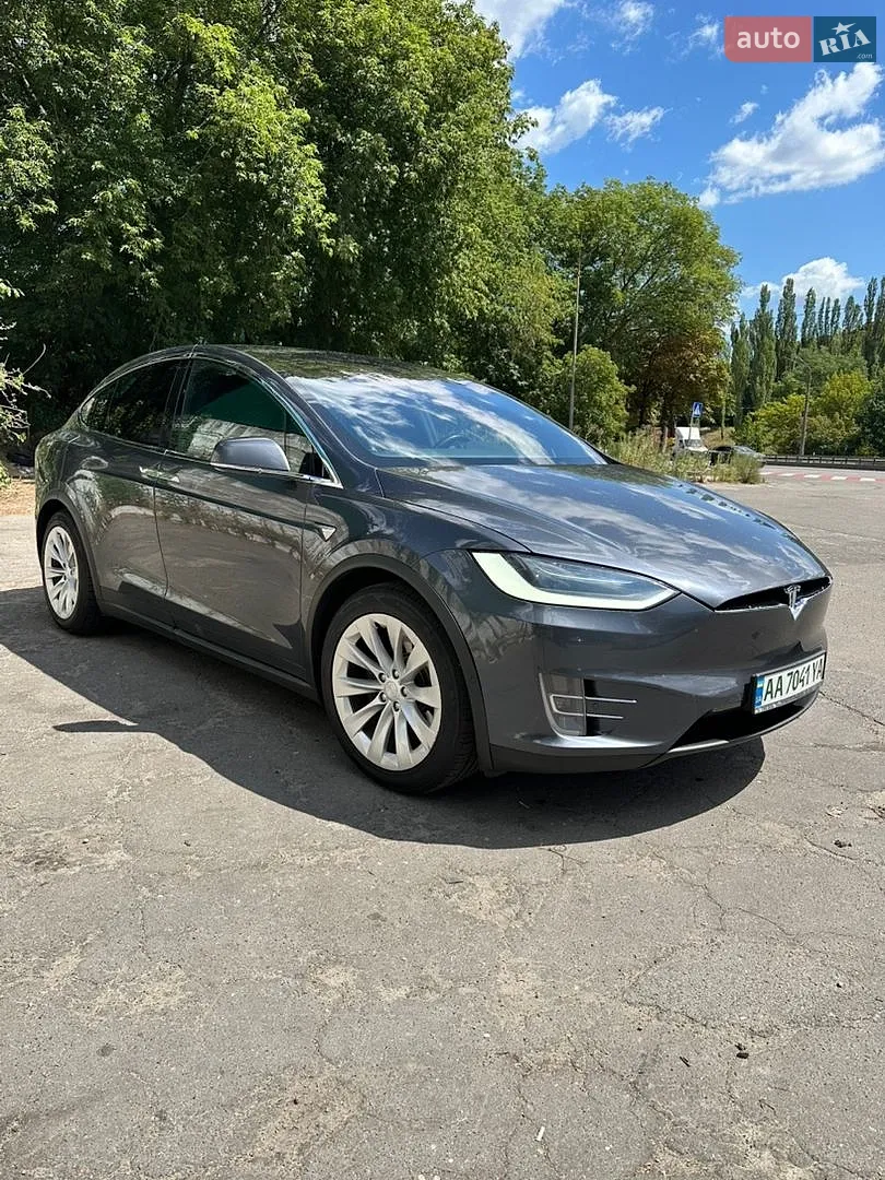 Tesla Model X, 2017