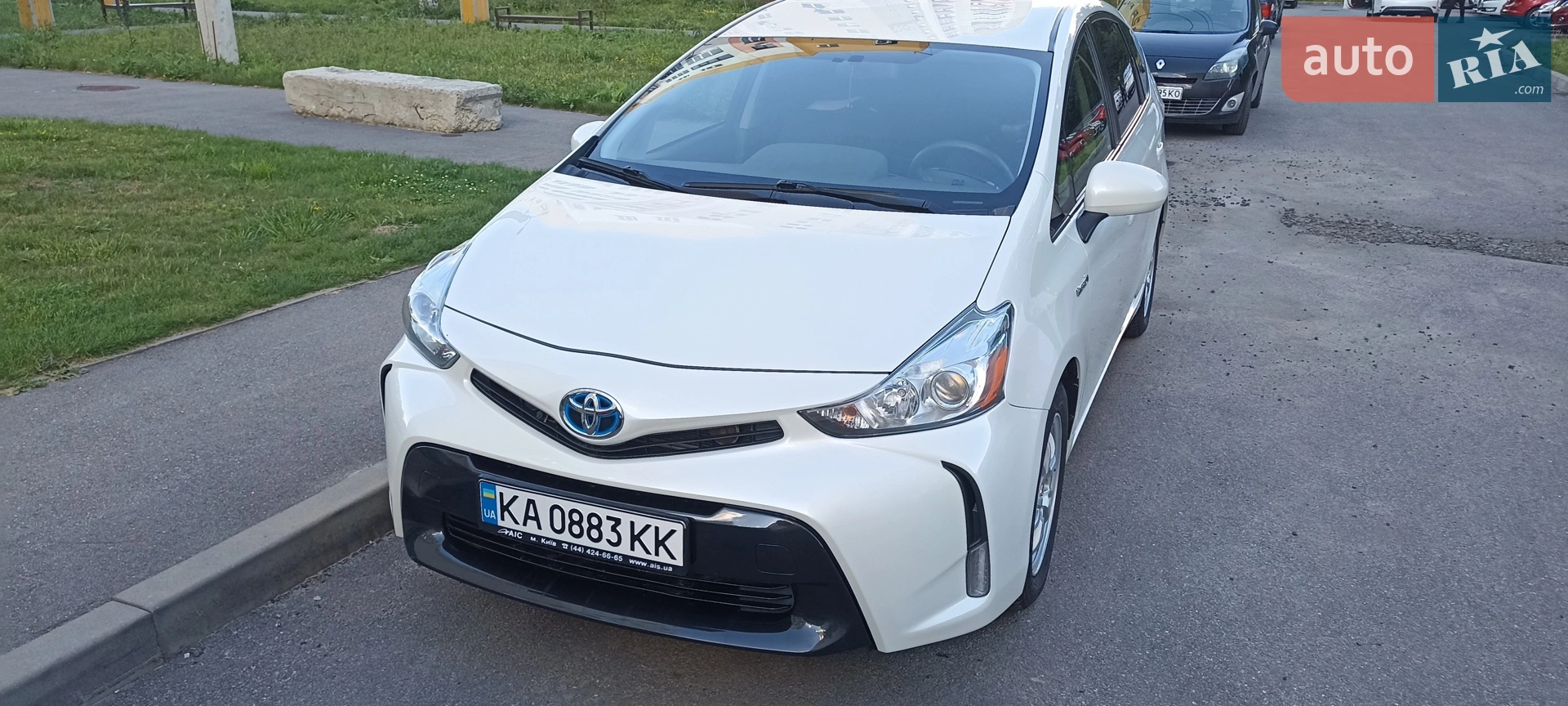 Toyota Prius v, 2015