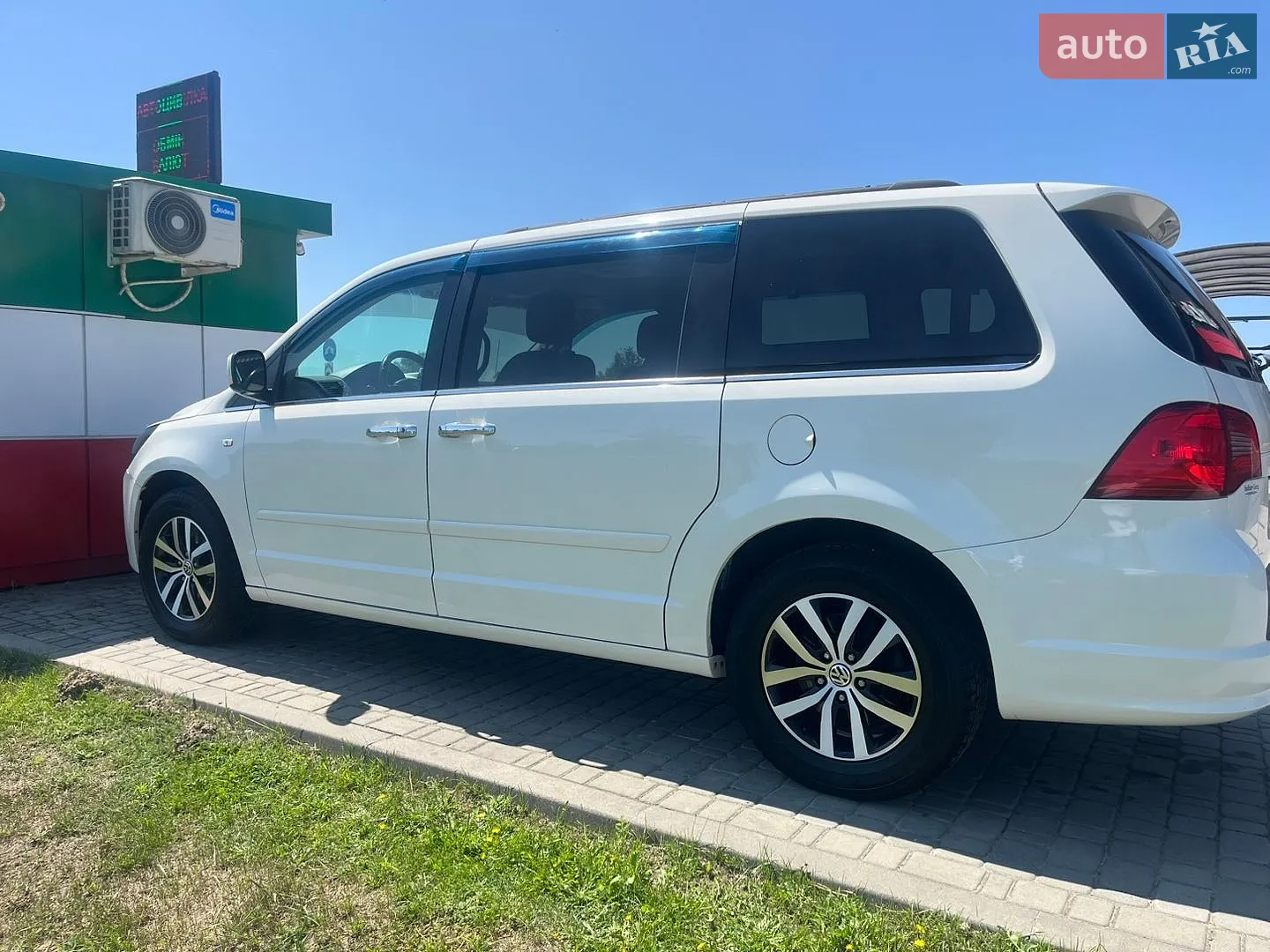 Volkswagen Routan, 2012