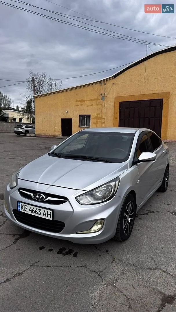 Hyundai Accent, 2011