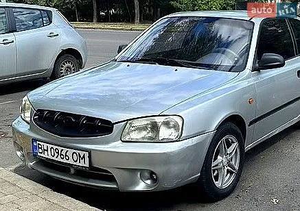 Hyundai Accent, 2001