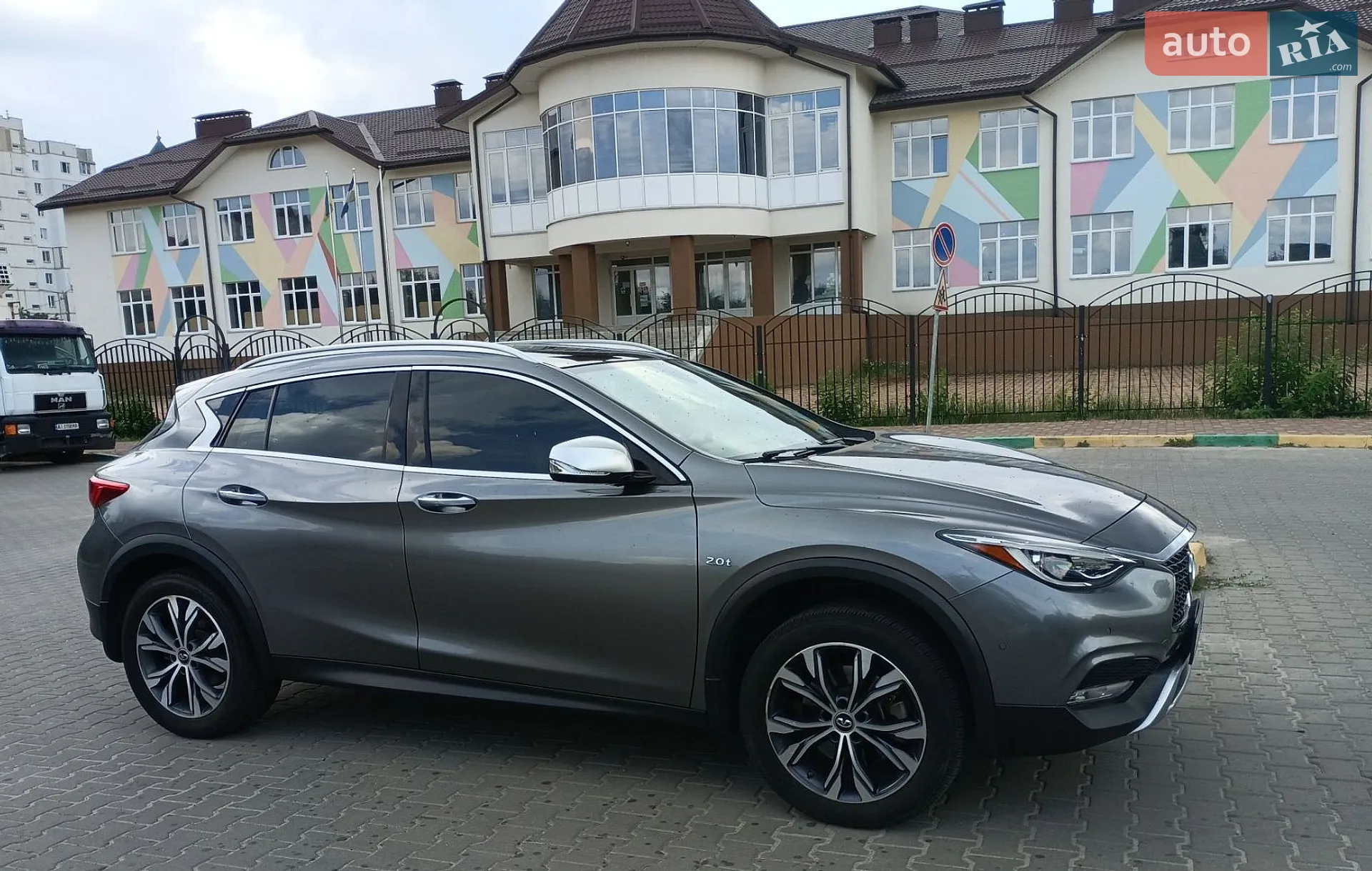 Infiniti QX30, 2016