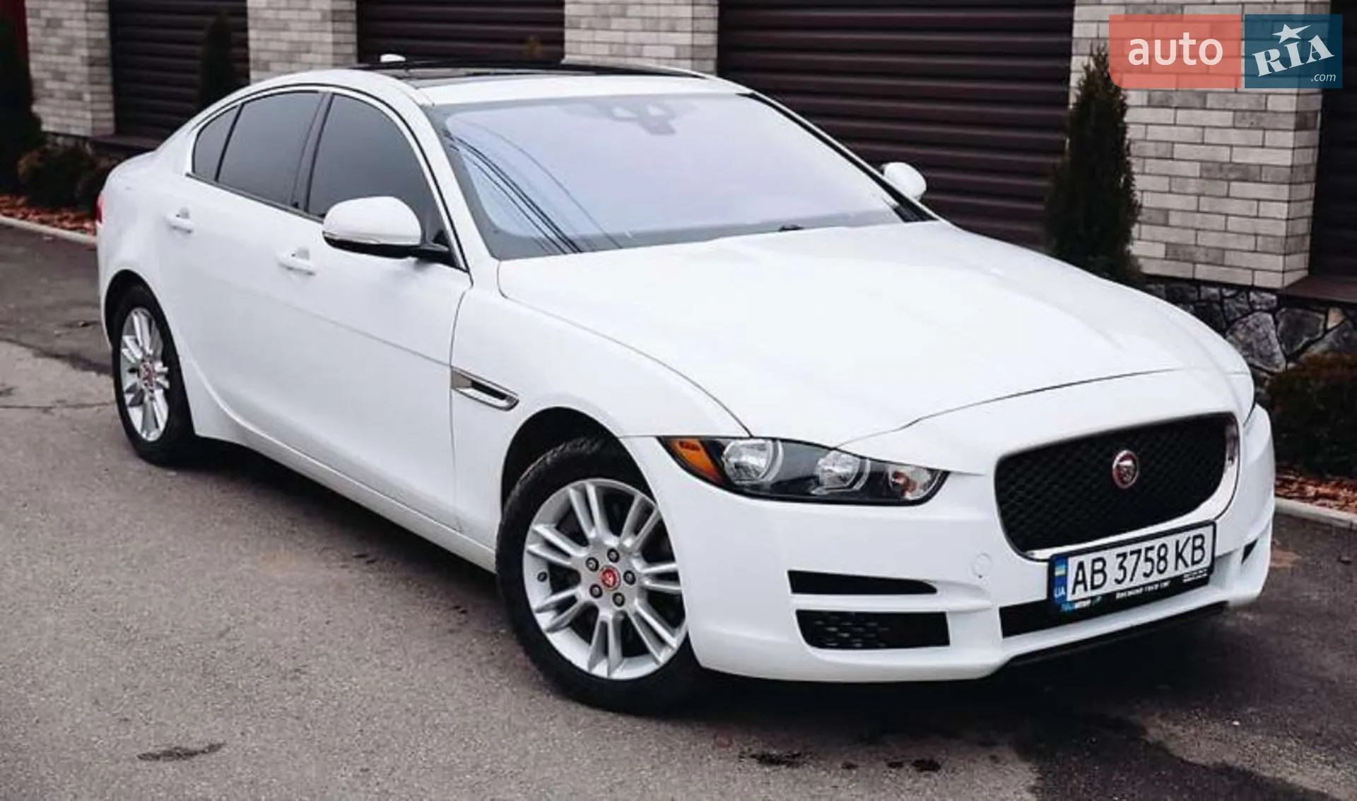 Jaguar XE, 2016