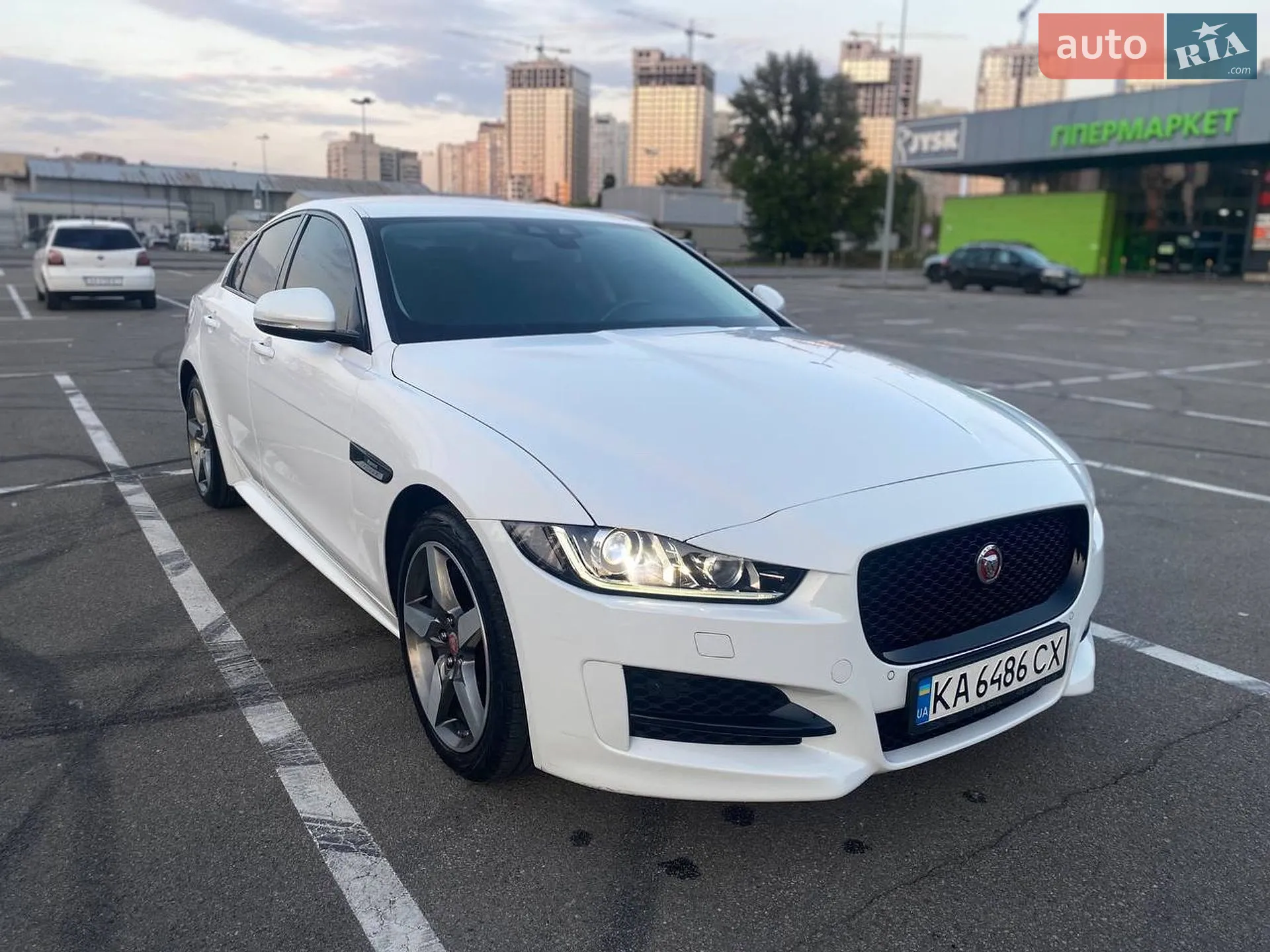 Jaguar XE, 2016
