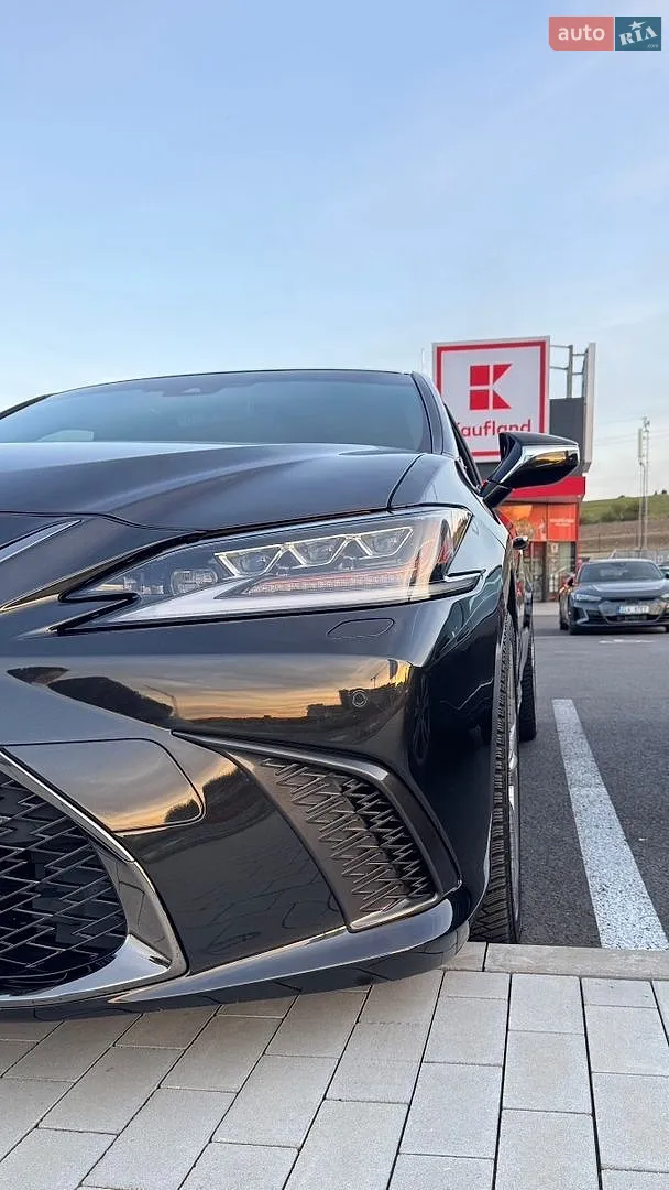 Lexus ES, 2019