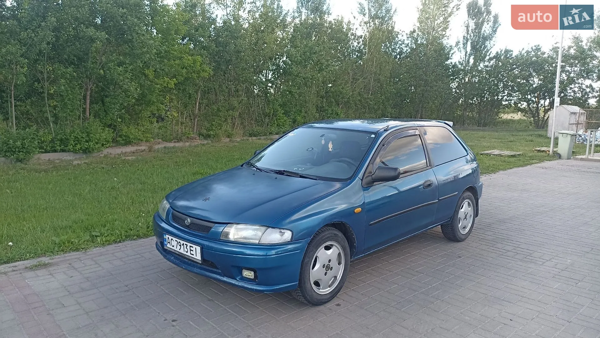 Mazda 323, 1998