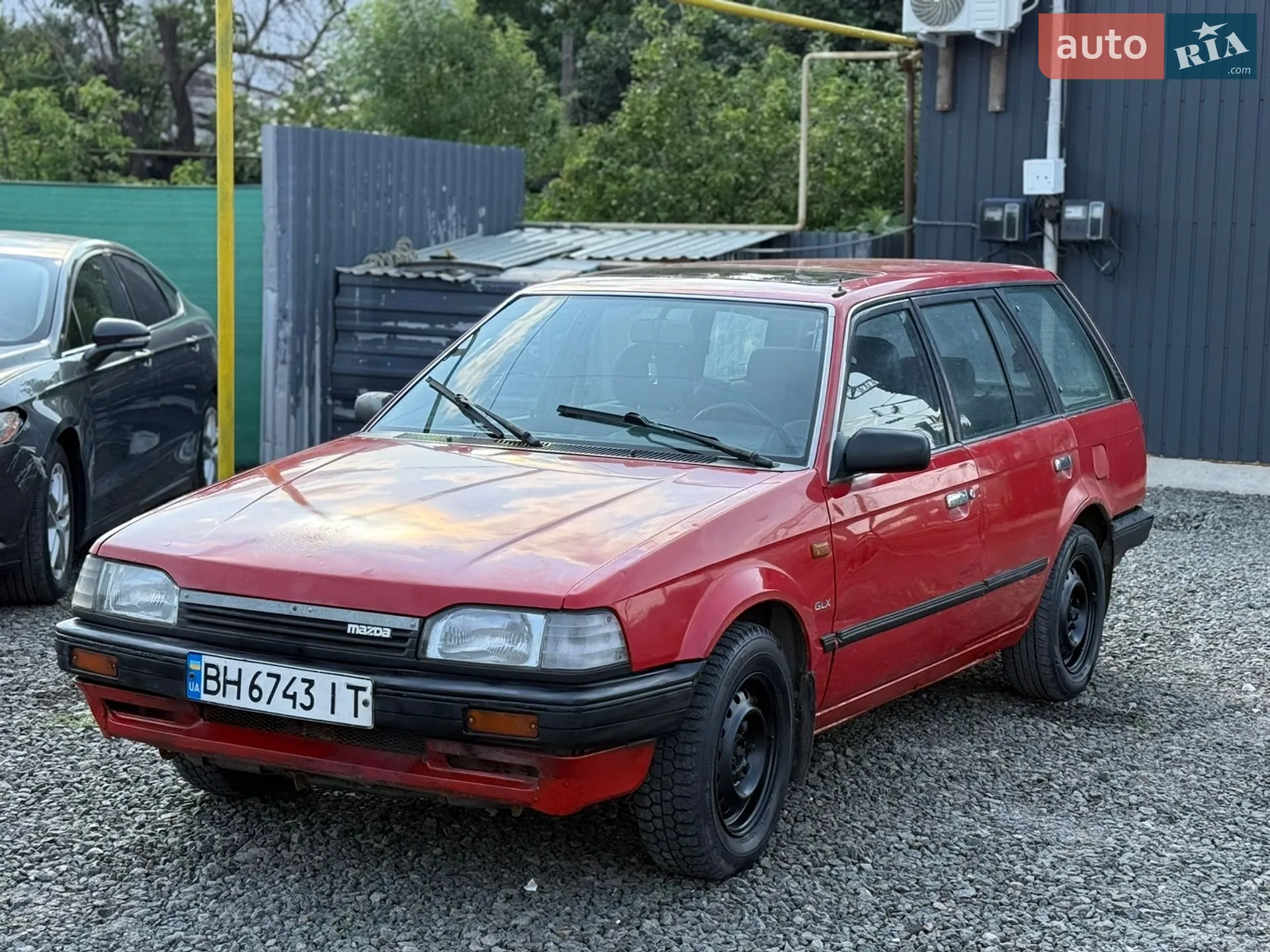 Mazda 323, 1990