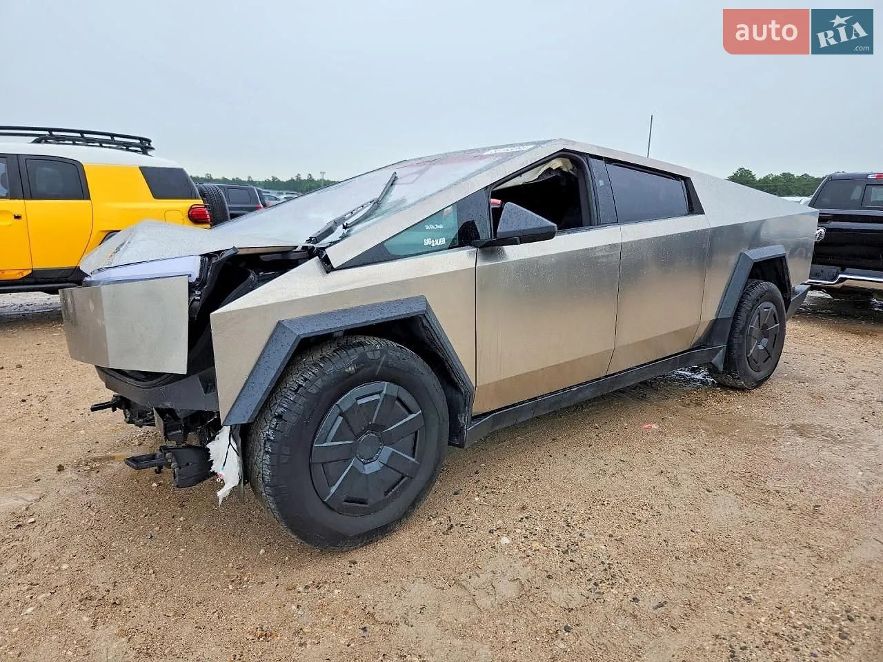 Tesla Cybertruck, 2025