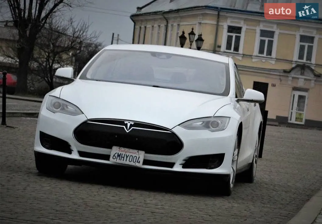 Tesla Model S, 2015