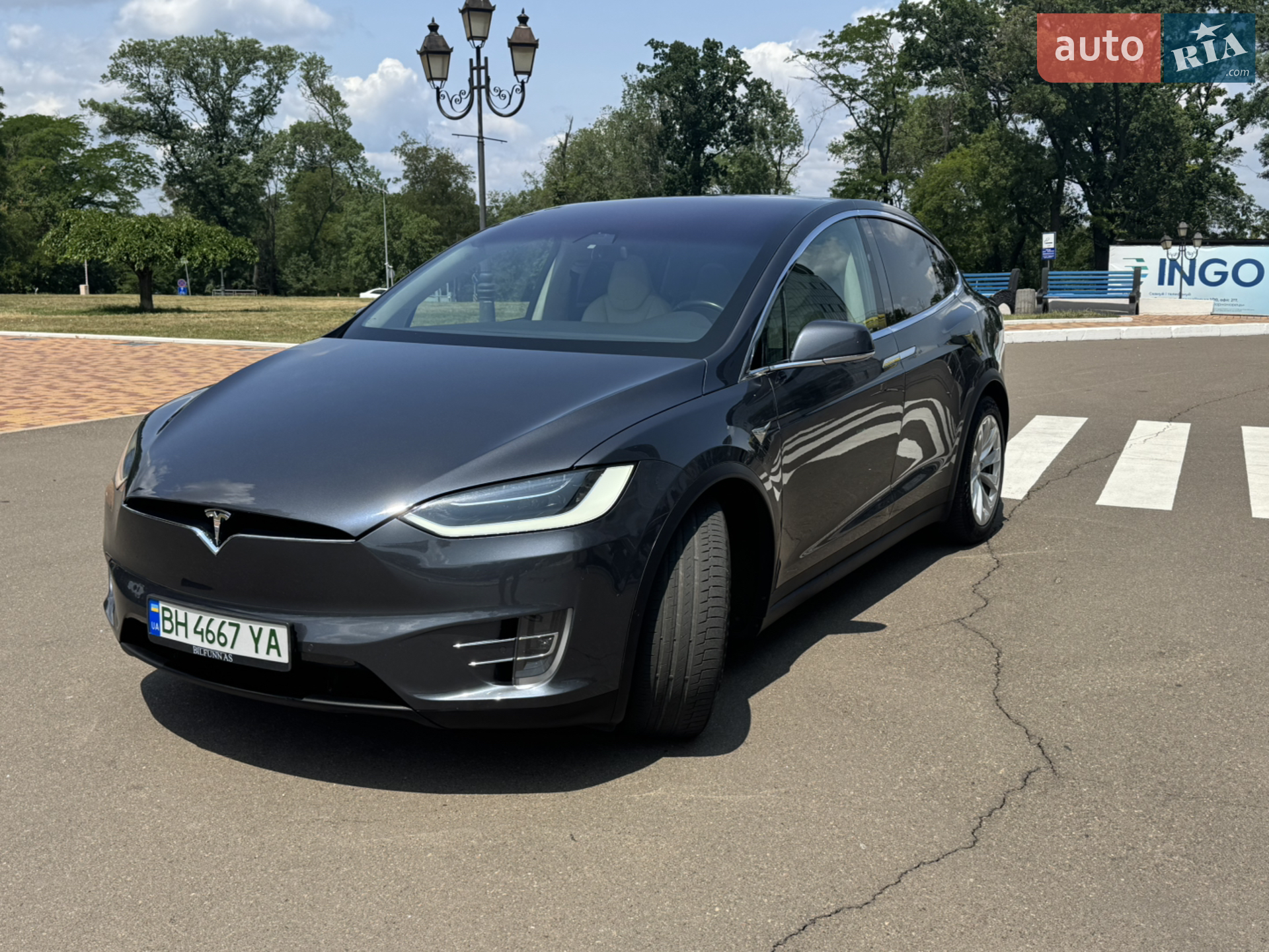 Tesla Model X, 2017