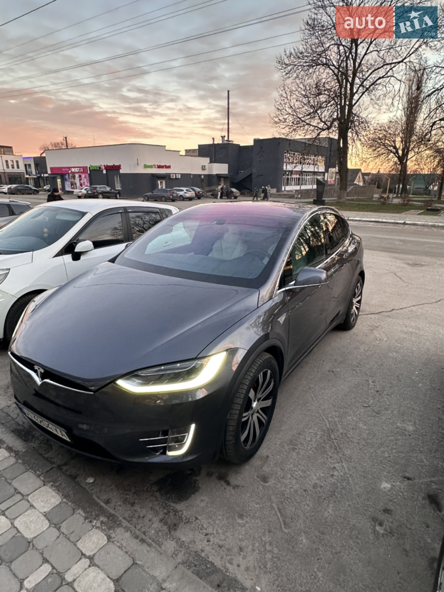 Tesla Model X, 2016