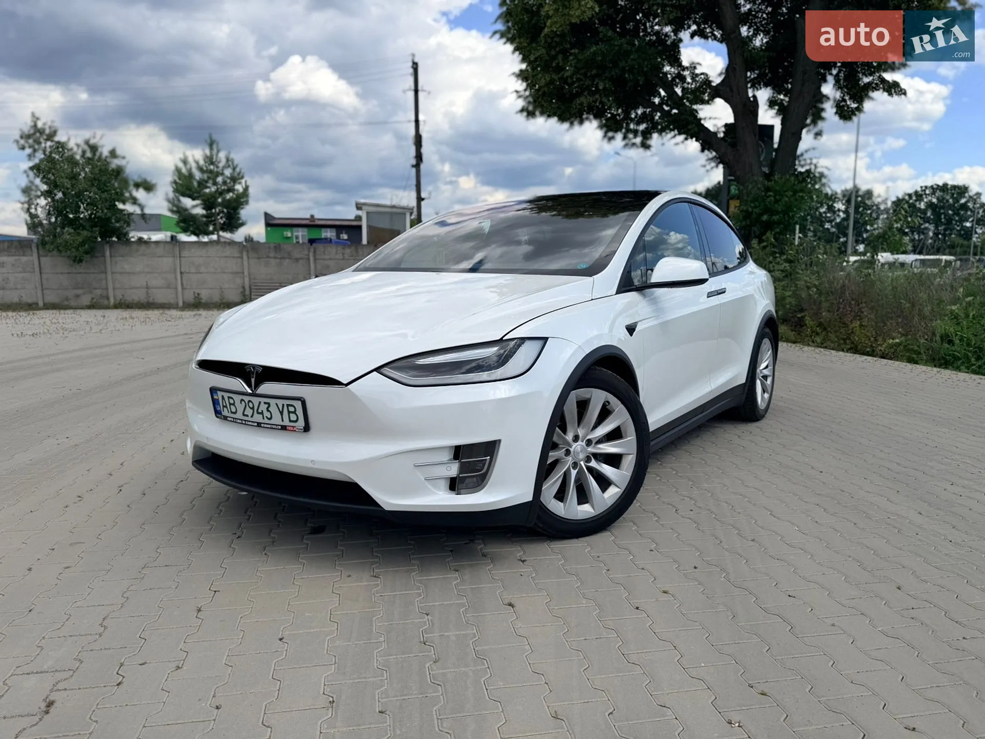 Tesla Model X, 2017