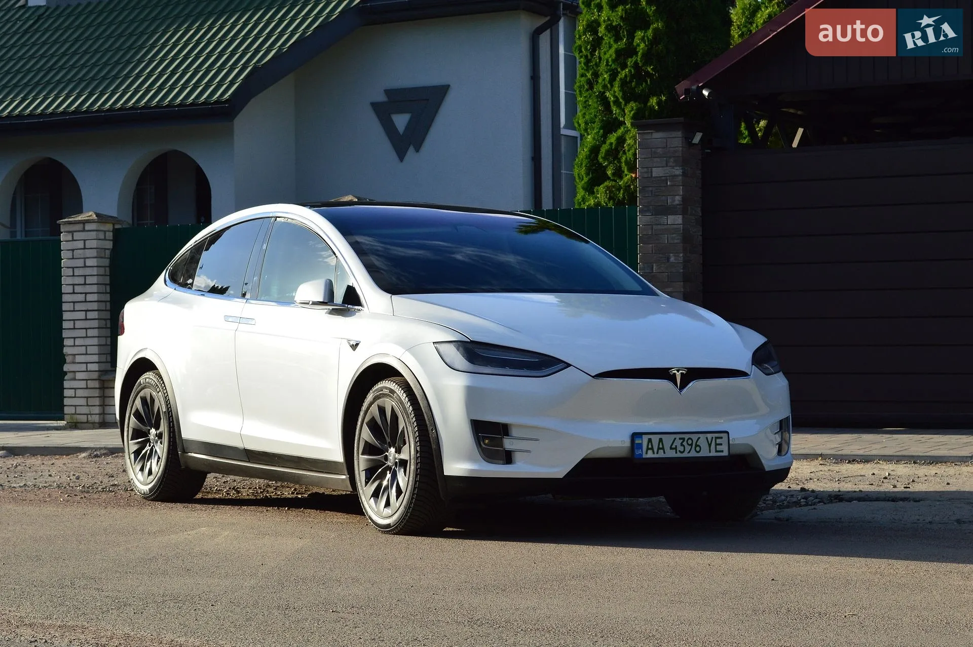 Tesla Model X, 2017