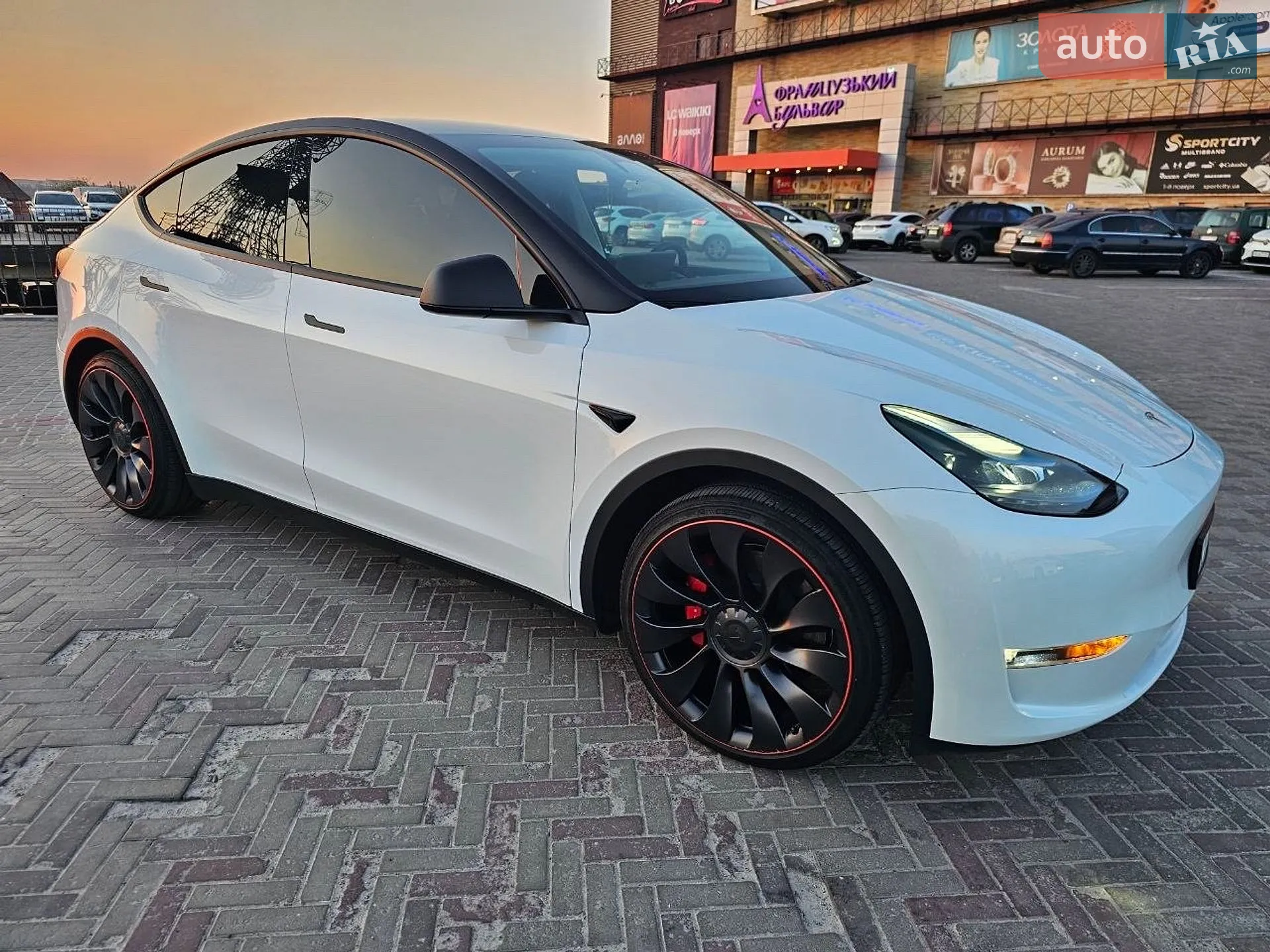 Tesla Model Y, 2024