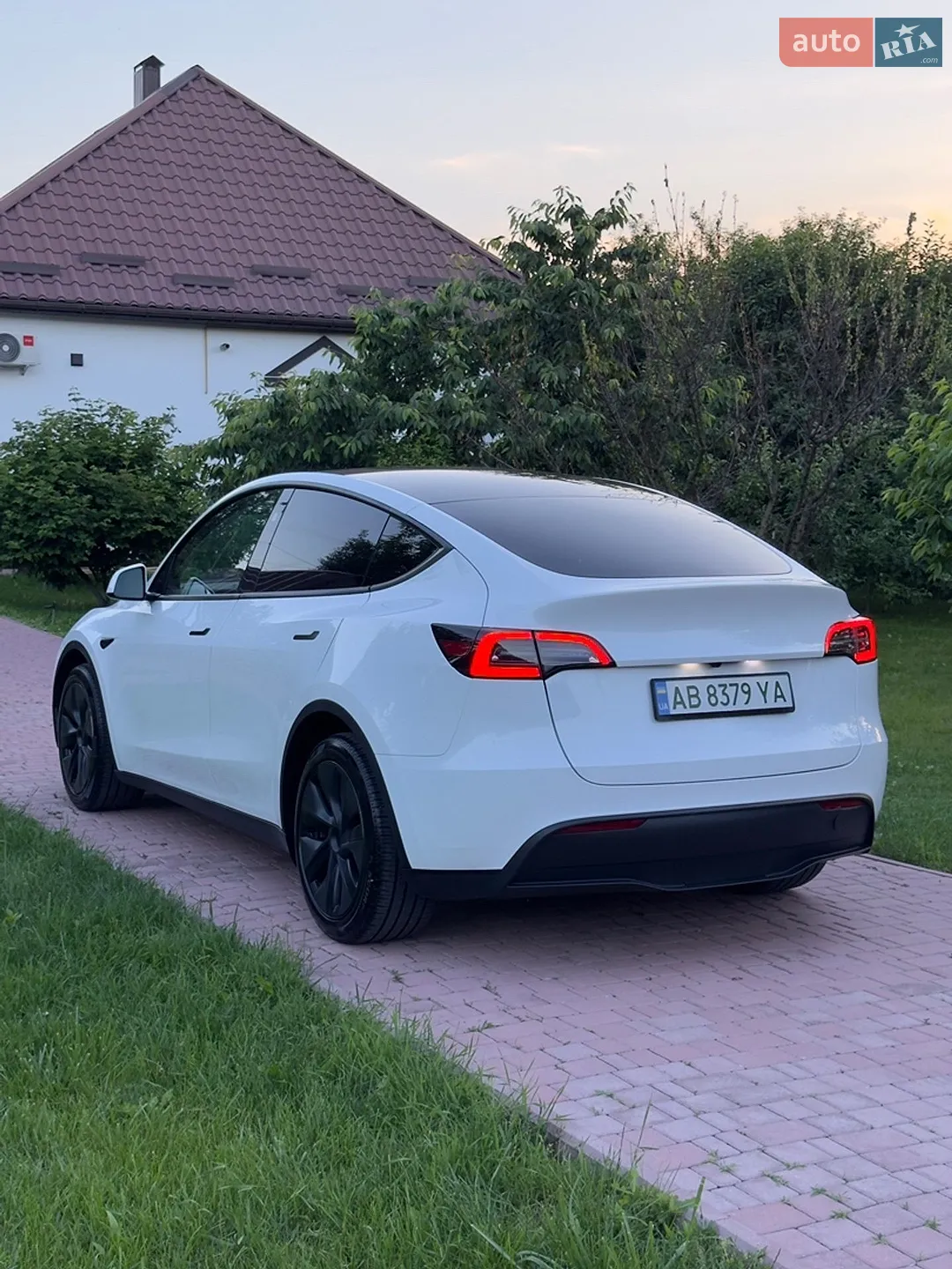 Tesla Model Y, 2024