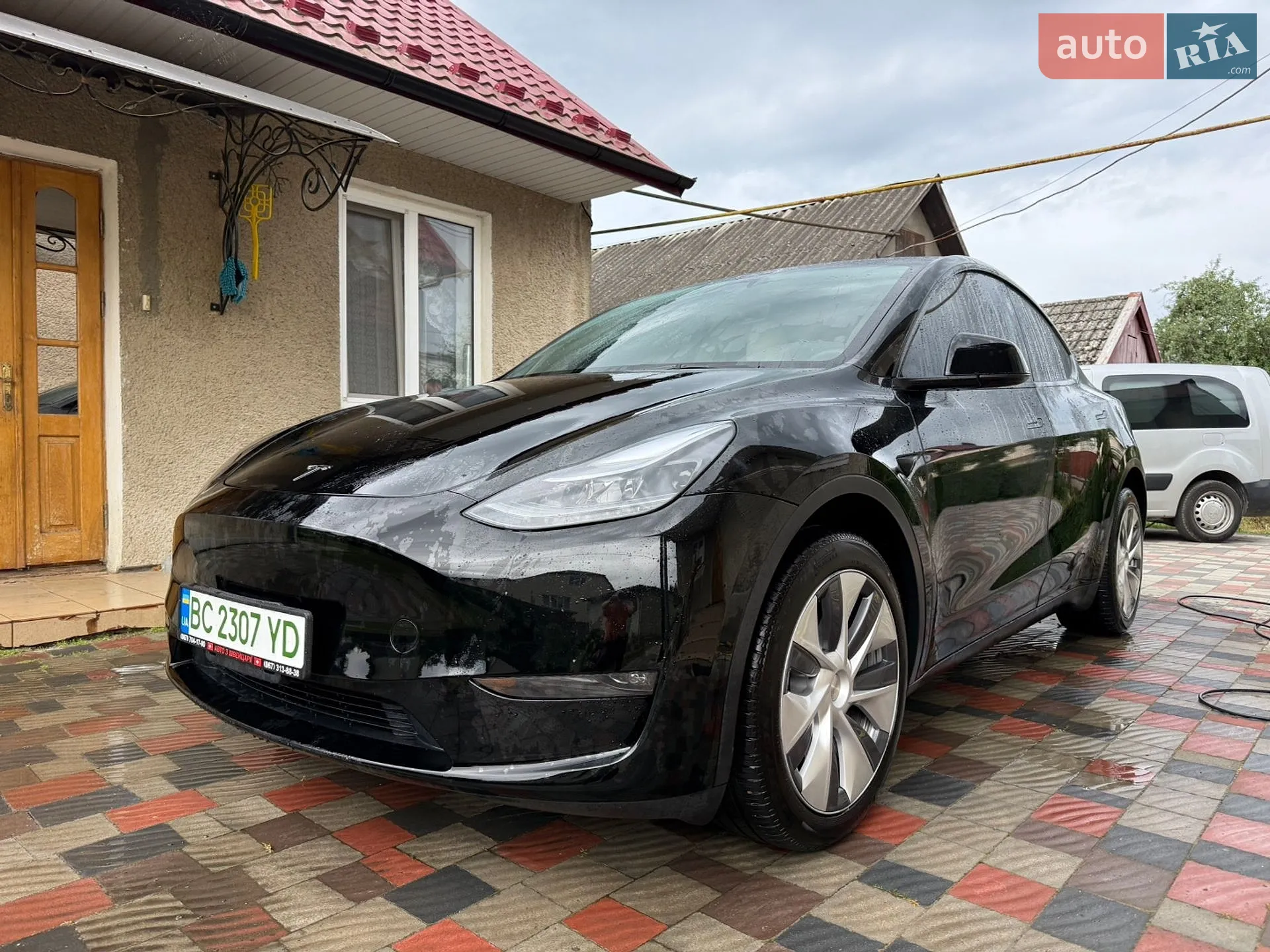 Tesla Model Y, 2024