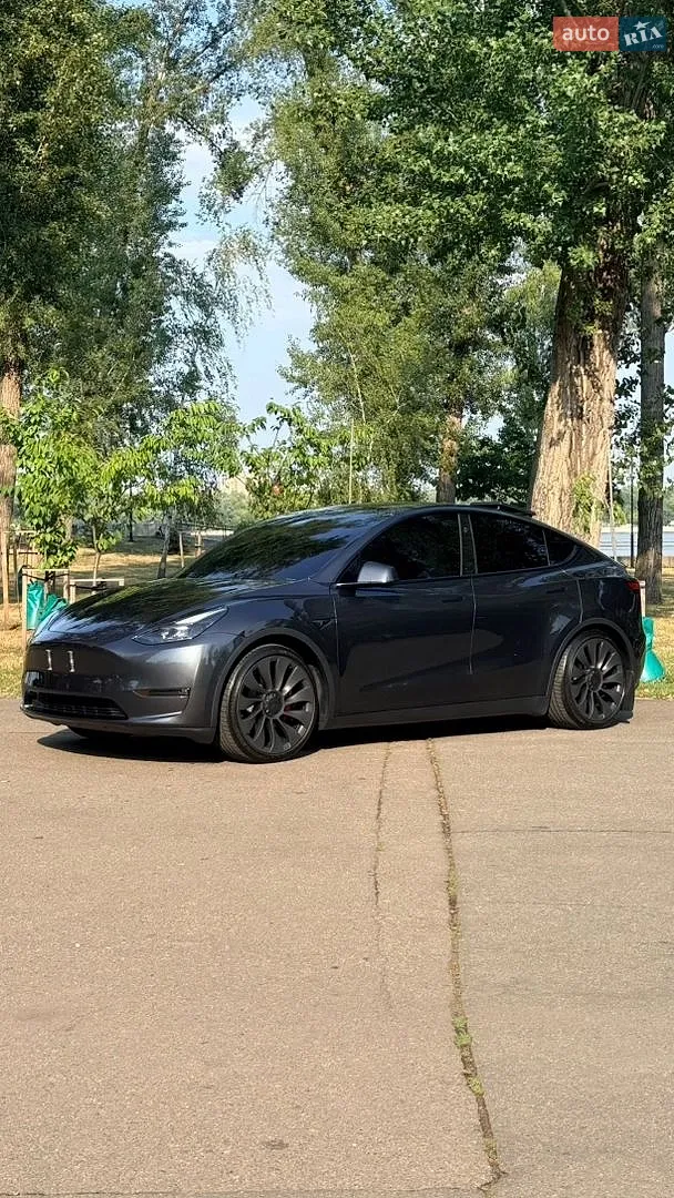 Tesla Model Y, 2024