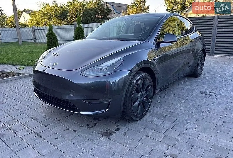 Tesla Model Y, 2024