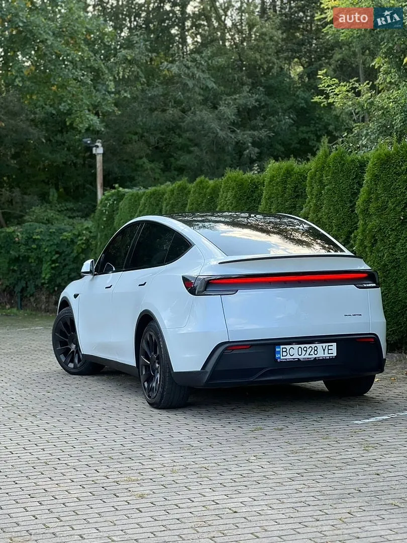 Tesla Model Y, 2025