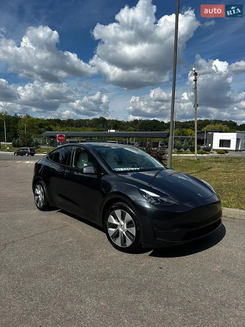 Tesla Model Y, 2024