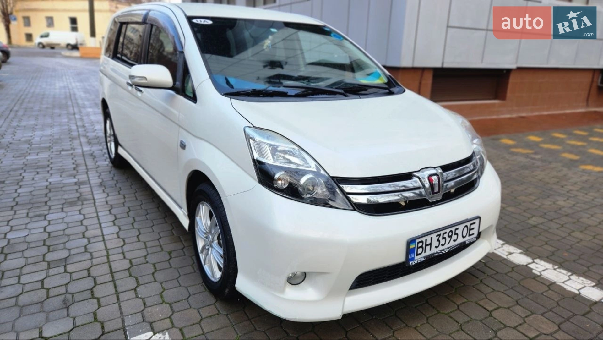 Toyota Isis, 2011