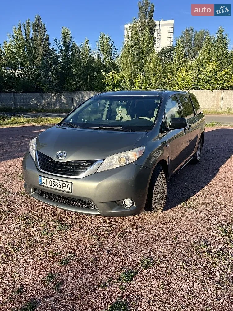 Toyota Sienna, 2011