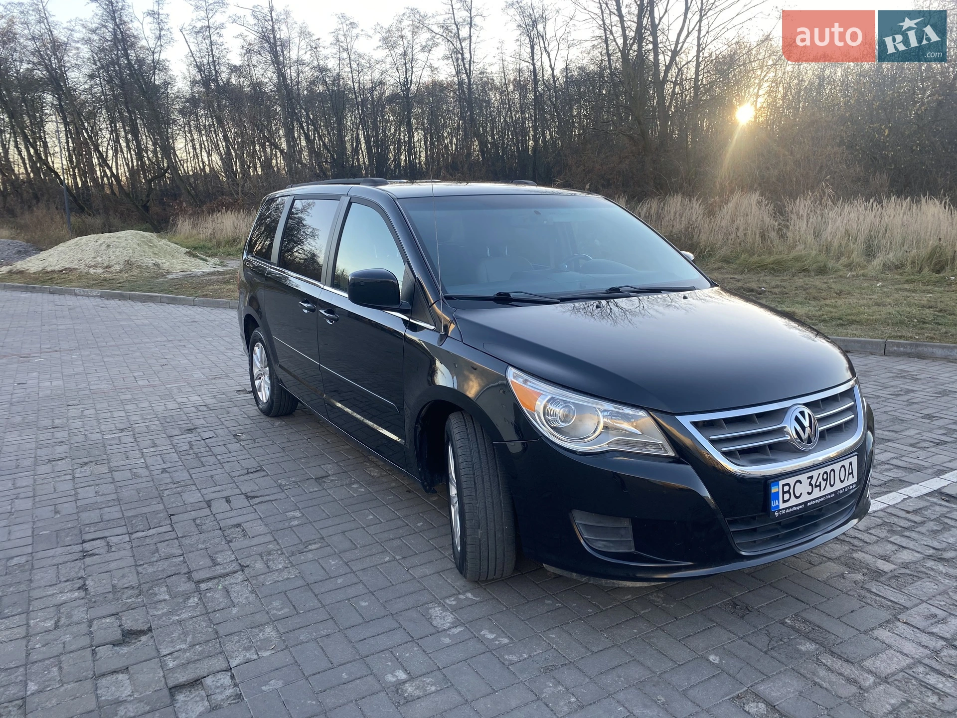 Volkswagen Routan, 2011