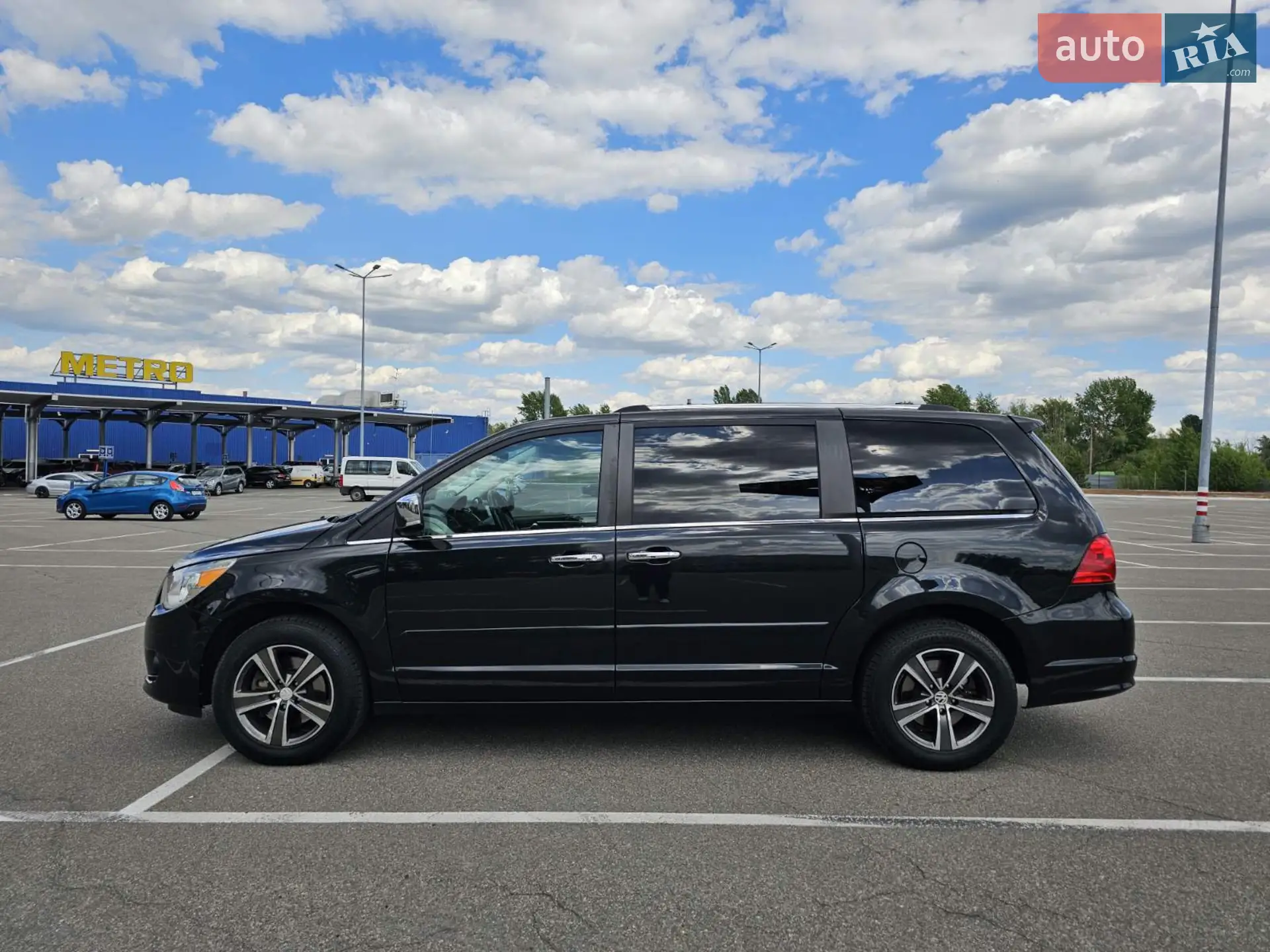 Volkswagen Routan, 2013