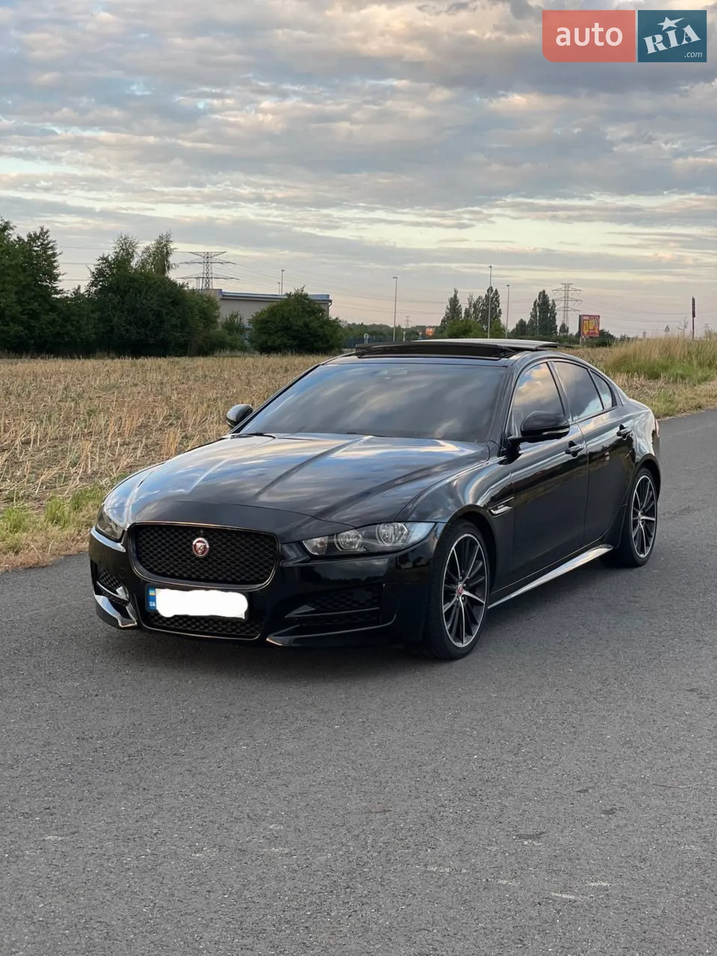 Jaguar XE, 2015