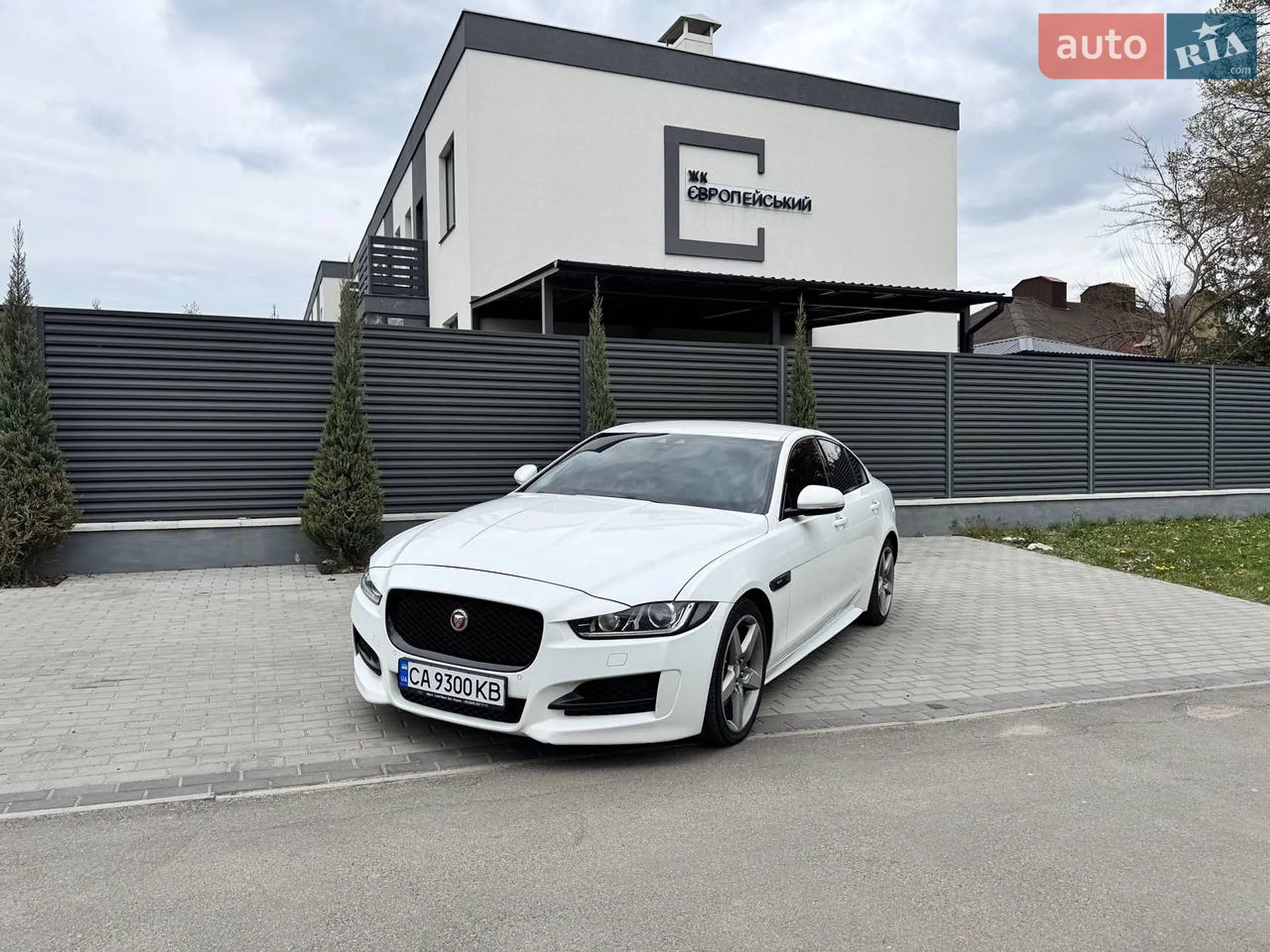 Jaguar XE, 2015