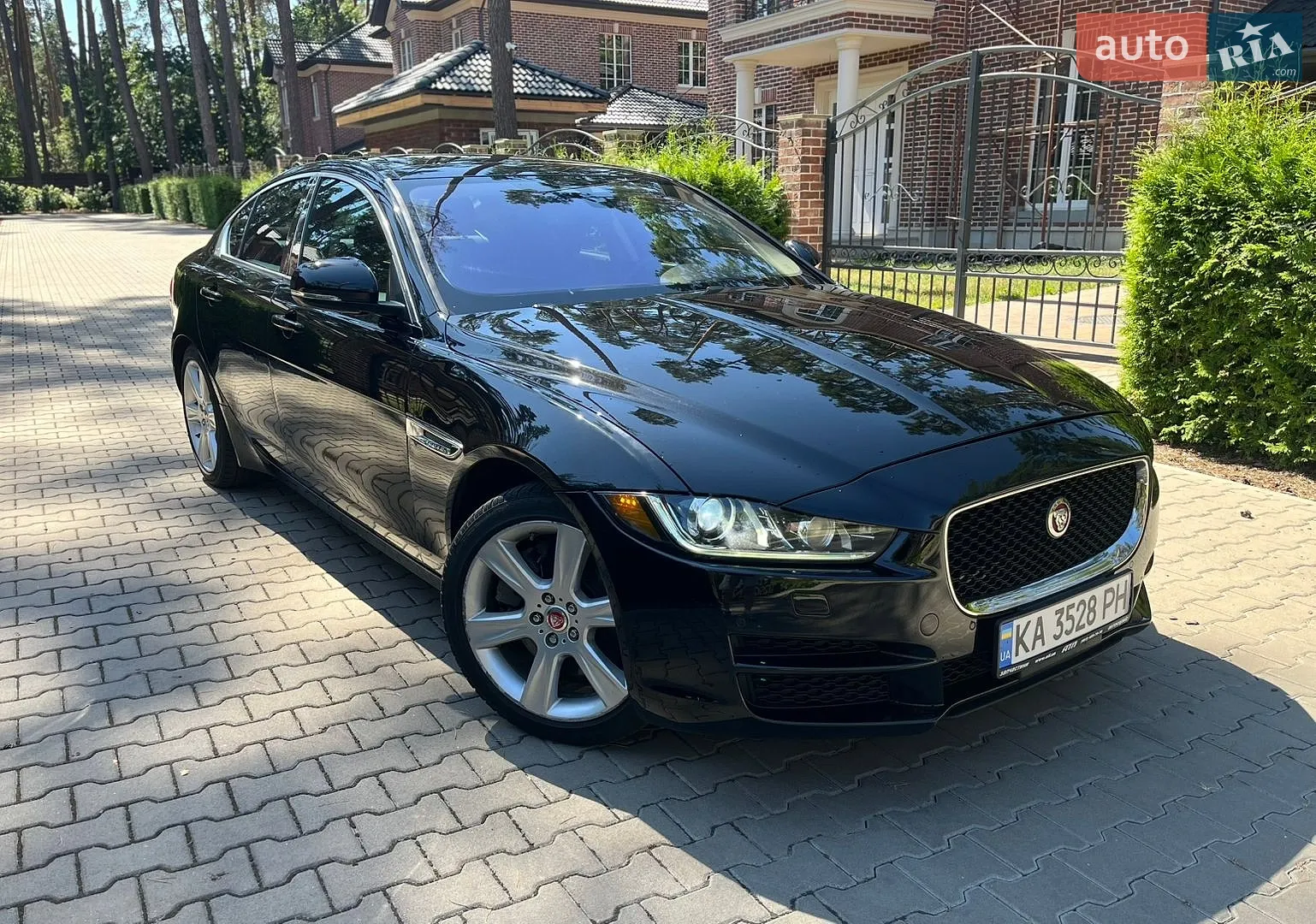 Jaguar XE, 2016