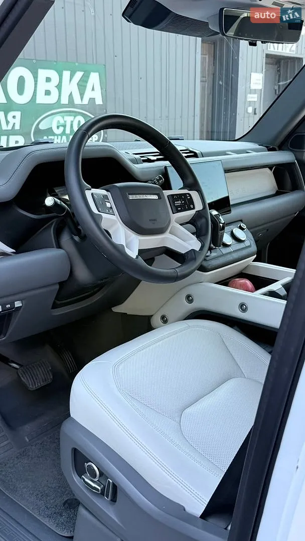 Land Rover Defender, 2025