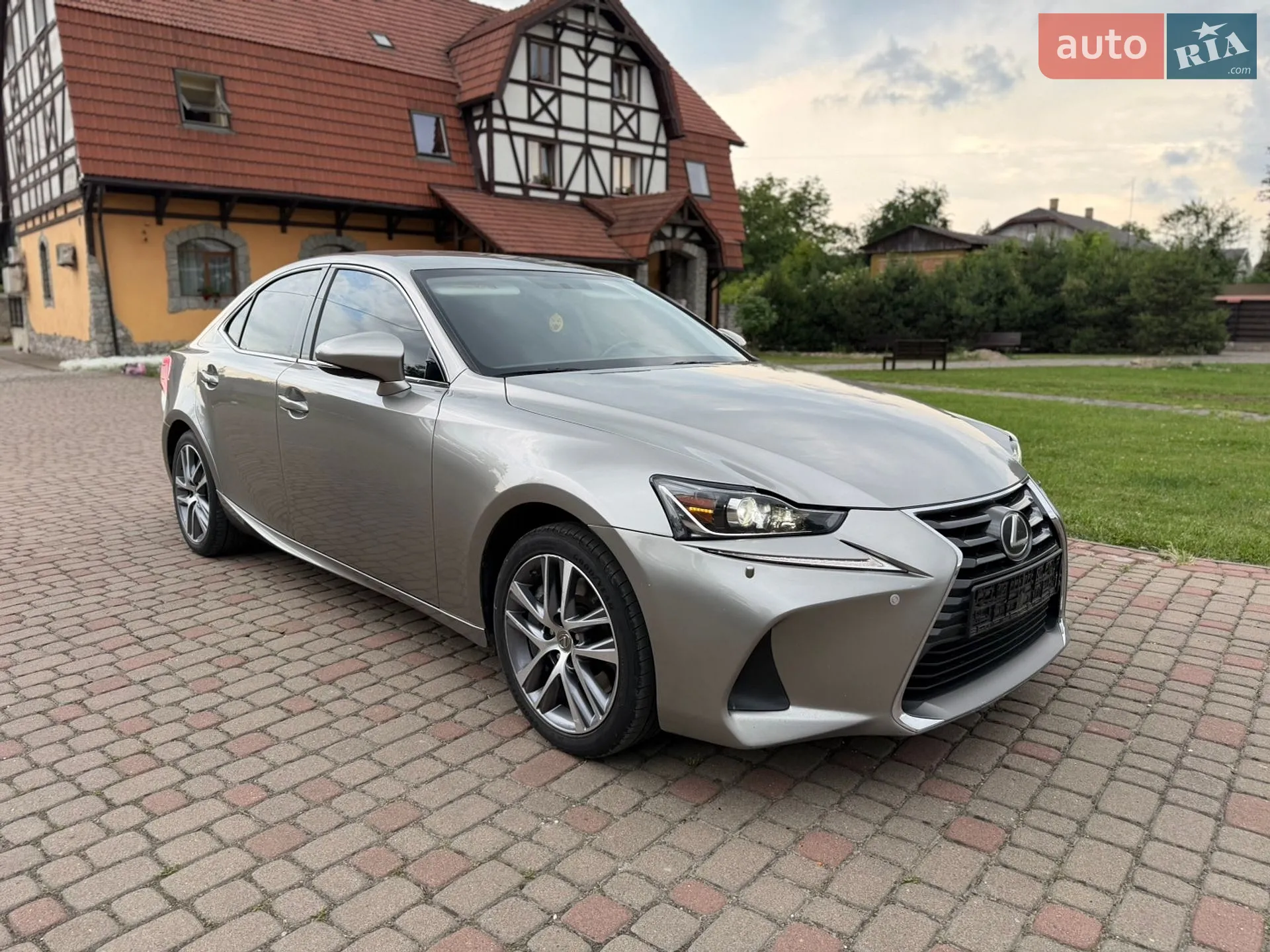 Lexus IS, 2017