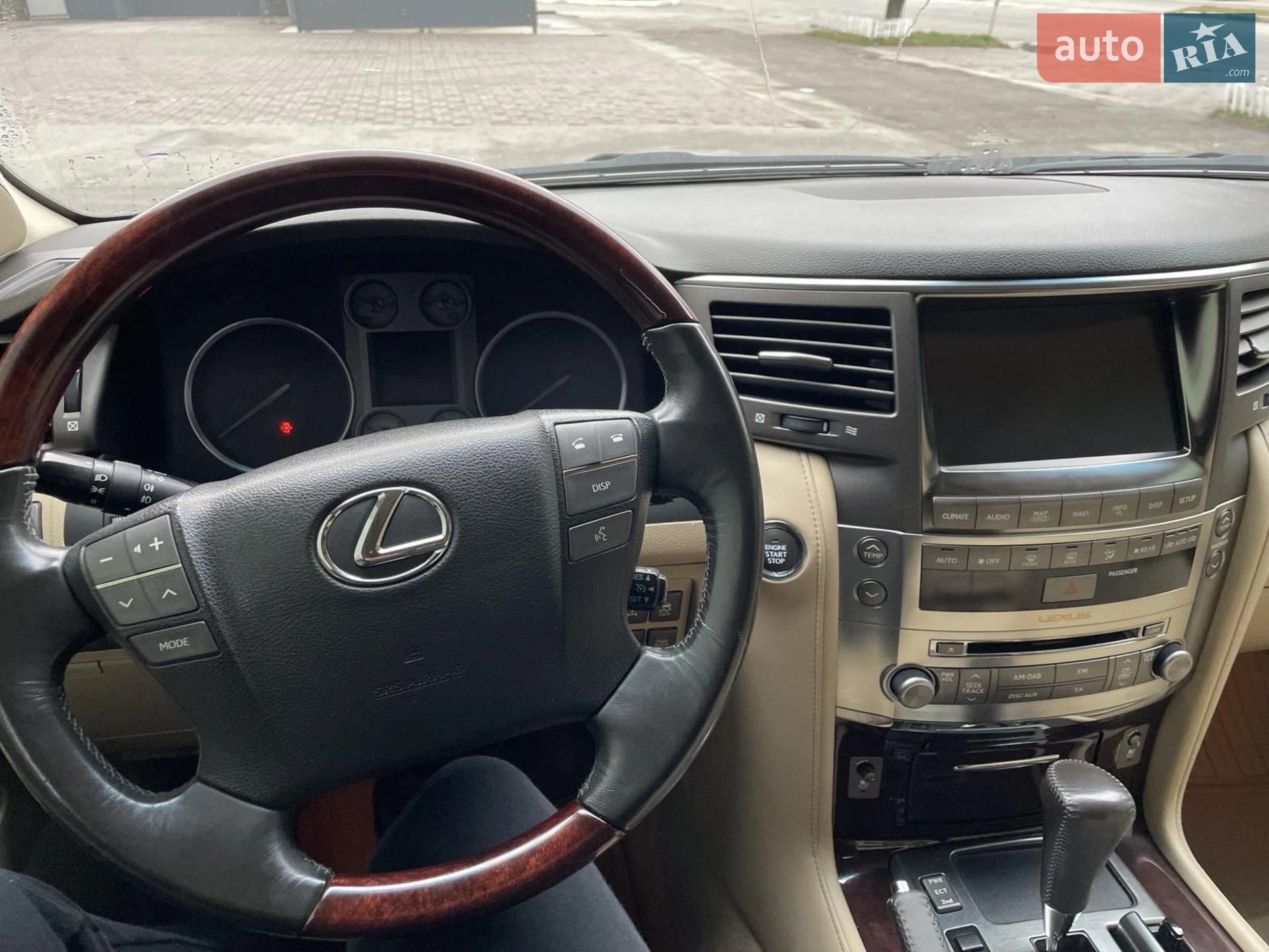 Lexus LX, 2010