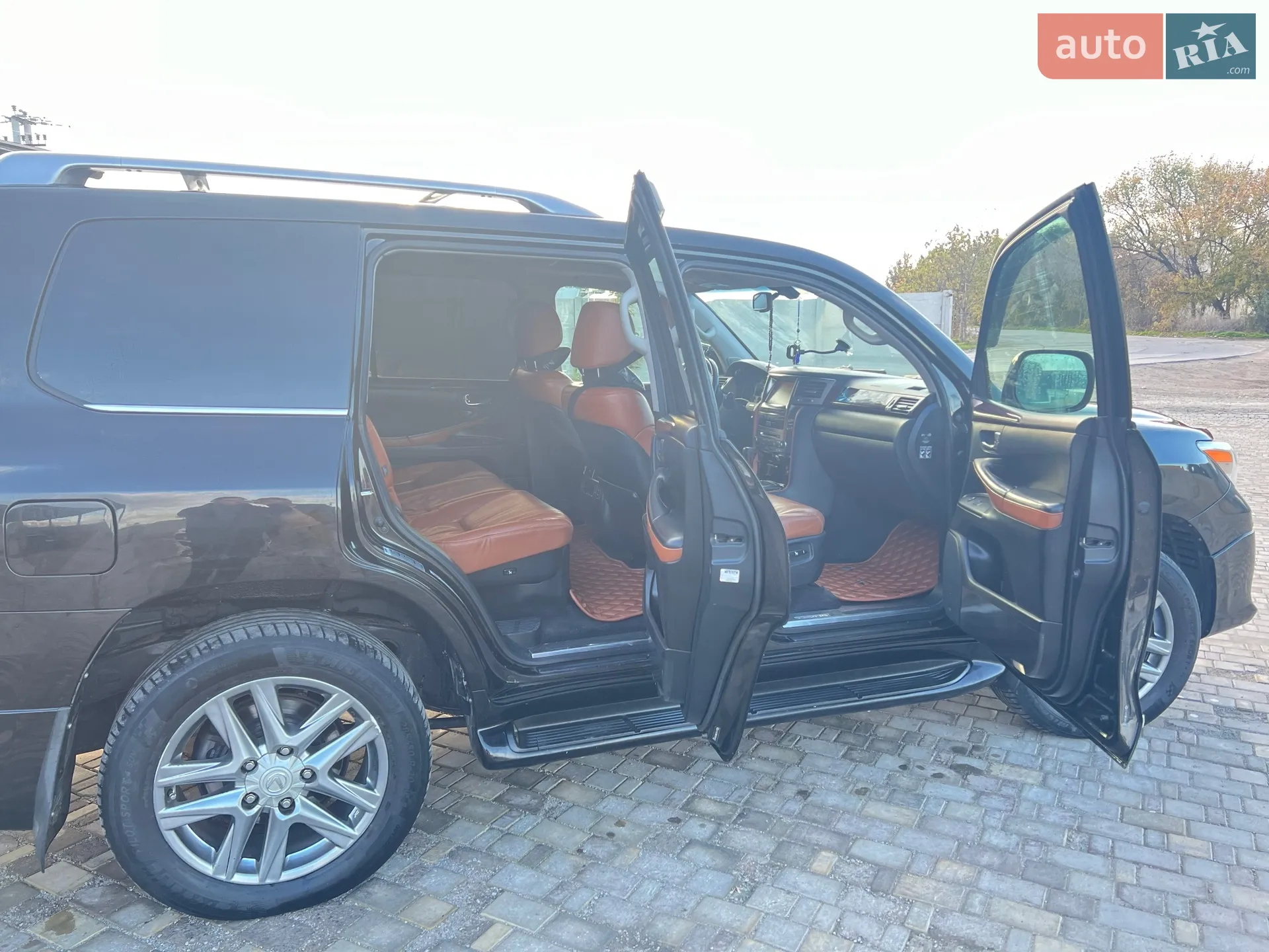 Lexus LX, 2011