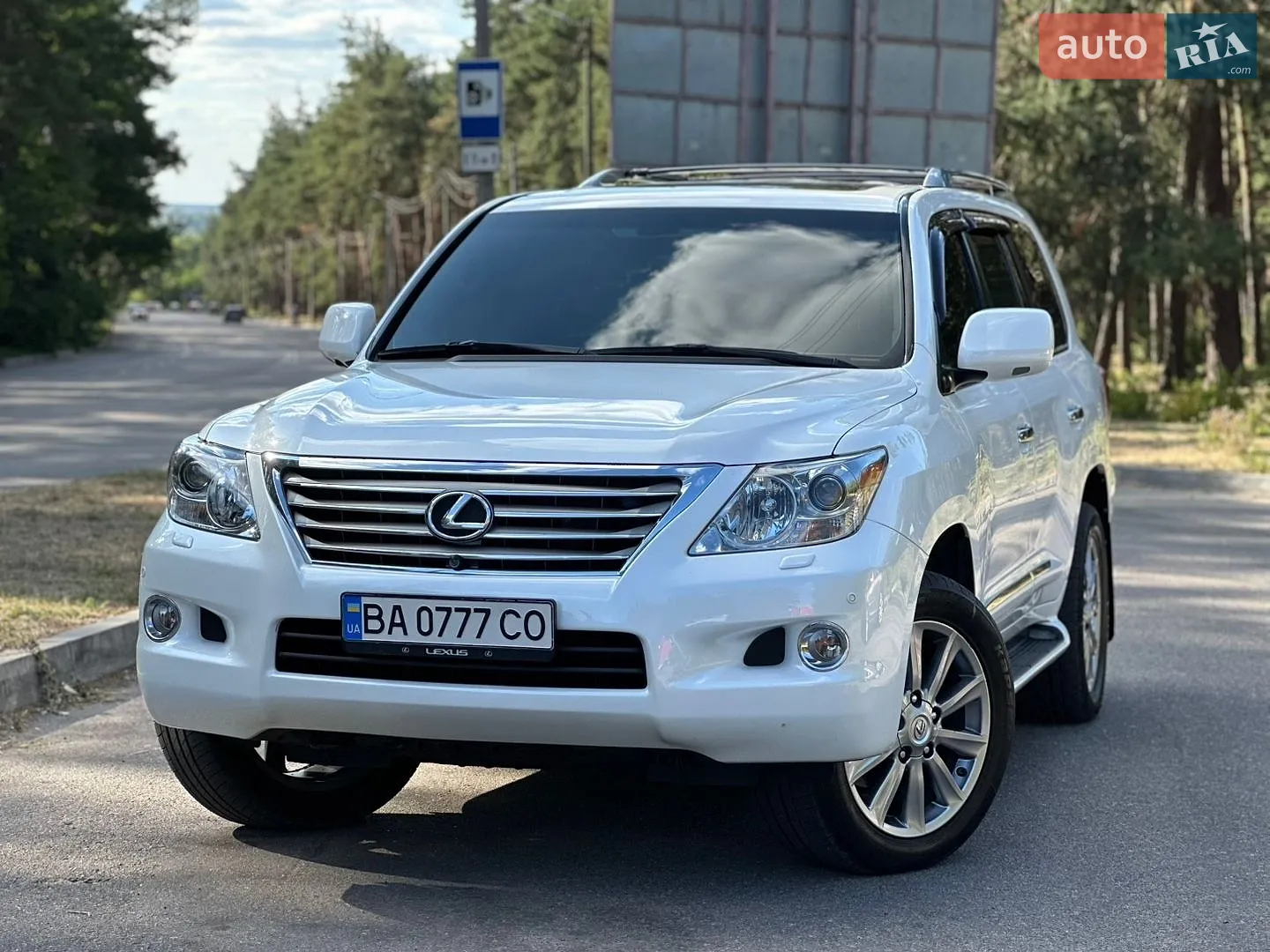 Lexus LX, 2011