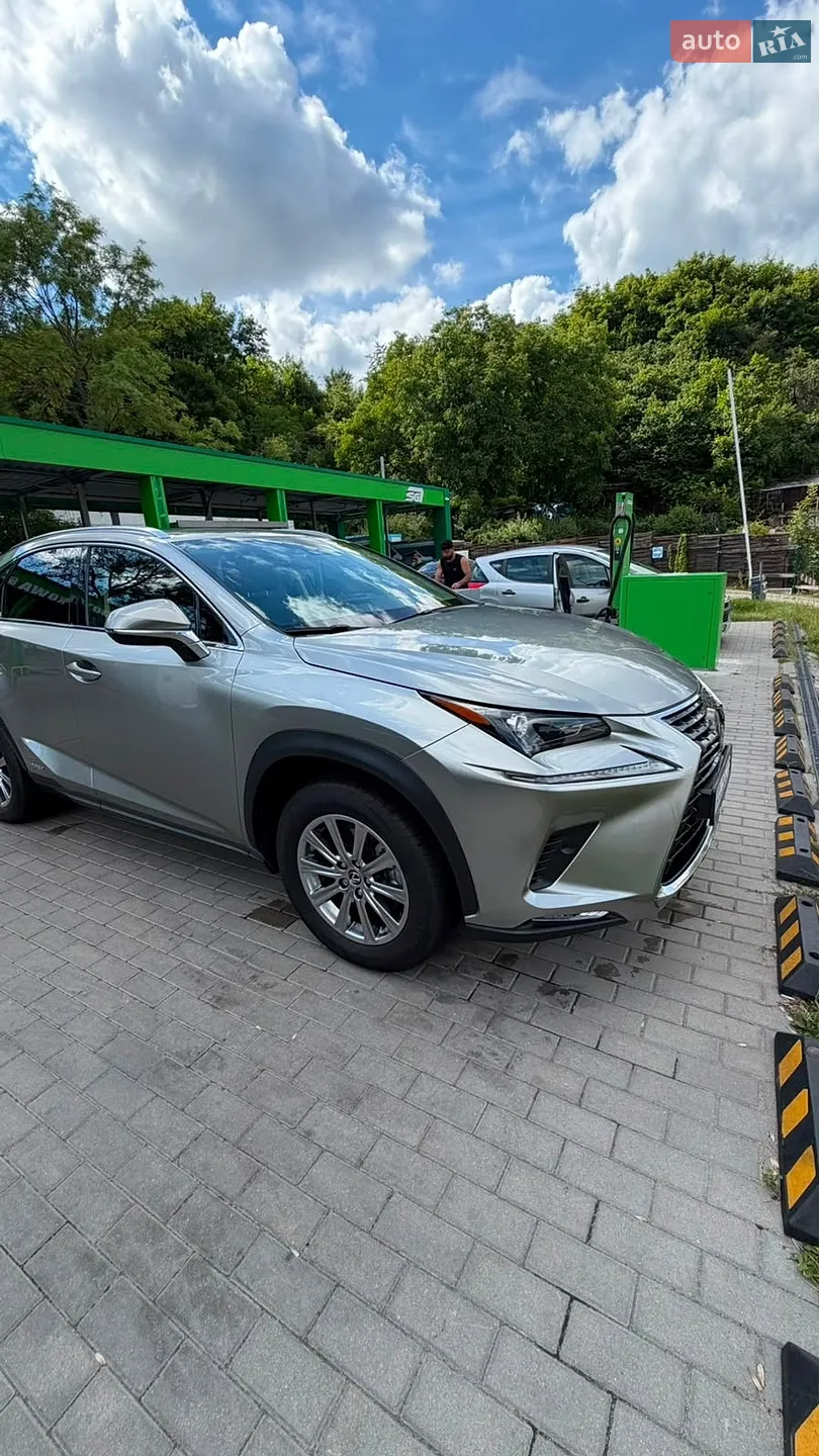 Lexus NX, 2020
