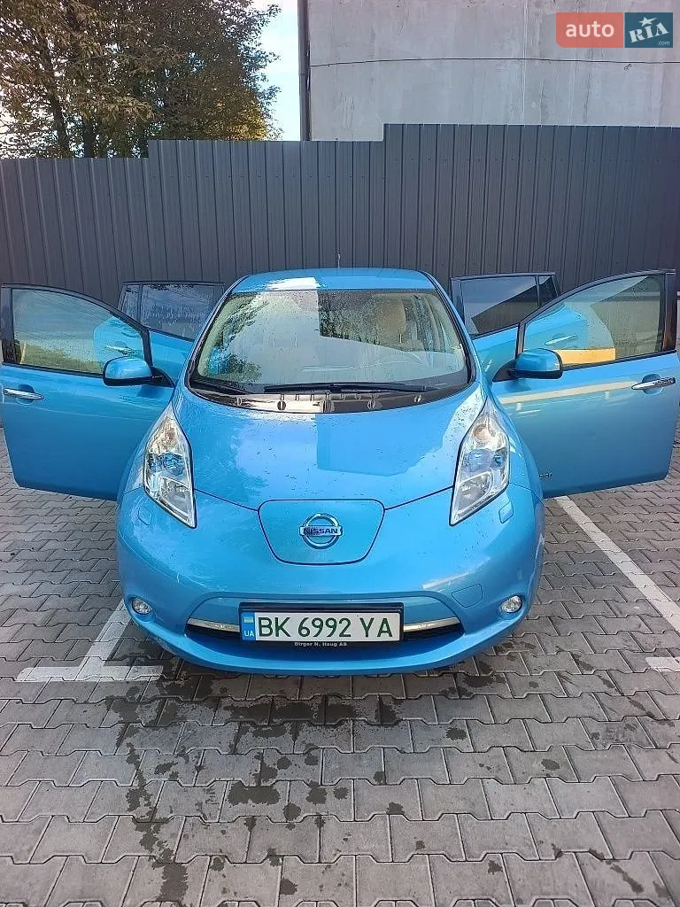 Nissan Leaf, 2011