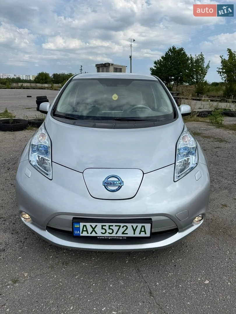 Nissan Leaf, 2011